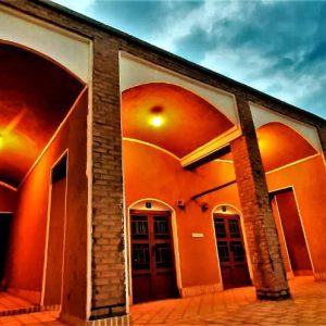 عمارت غزل- اقامتگاه بومگردی مناسب برای تورهای رصد در کاشان- آقای صباحی