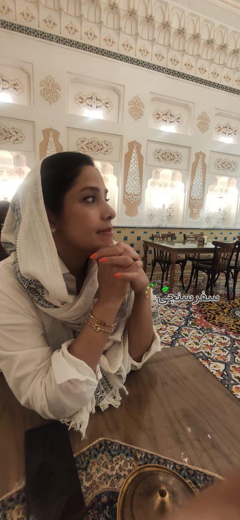 زهره عباسی تورلیدر اسپانیایی و انگلیسی زبان