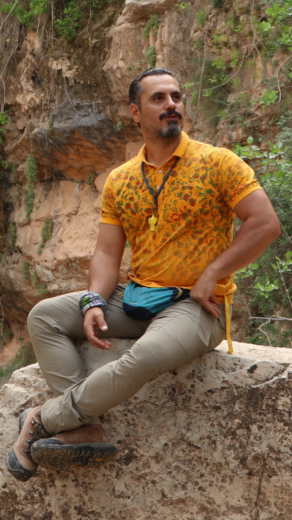 علیرضا حسینیان راهنمای گردشگری طبیعت و فرهنگی