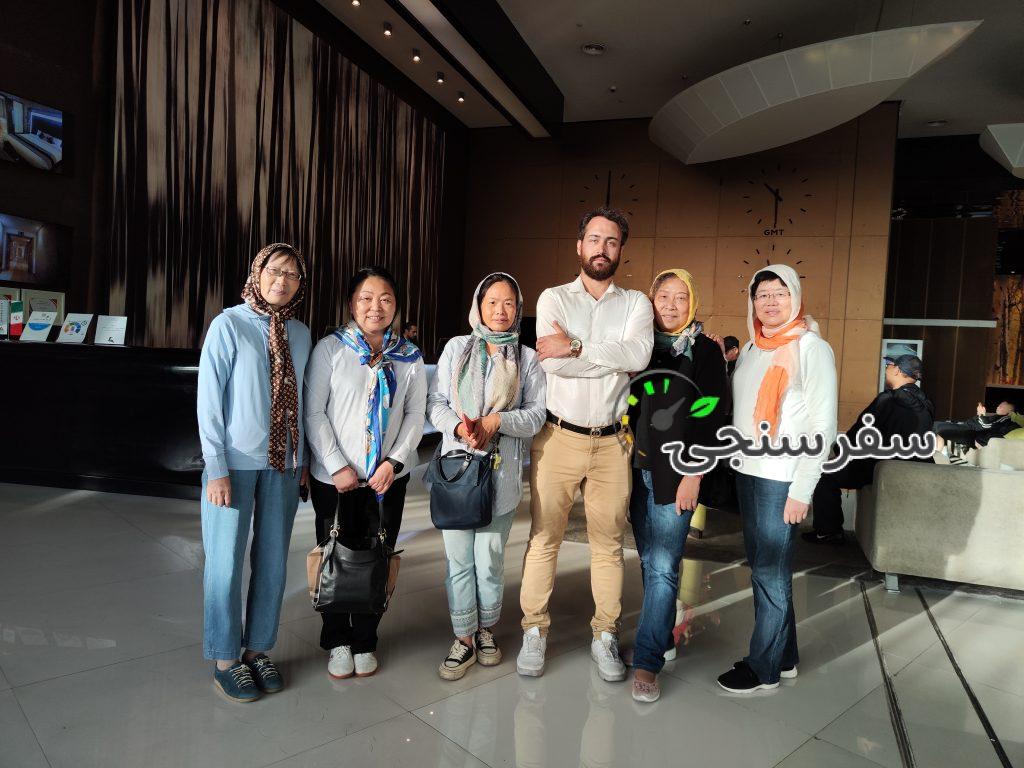 امیر بلوری راهنمای تورهای ورودی و خروجی به زبانهای عربی و انگلیسی و ترکی مندرج روی کارت