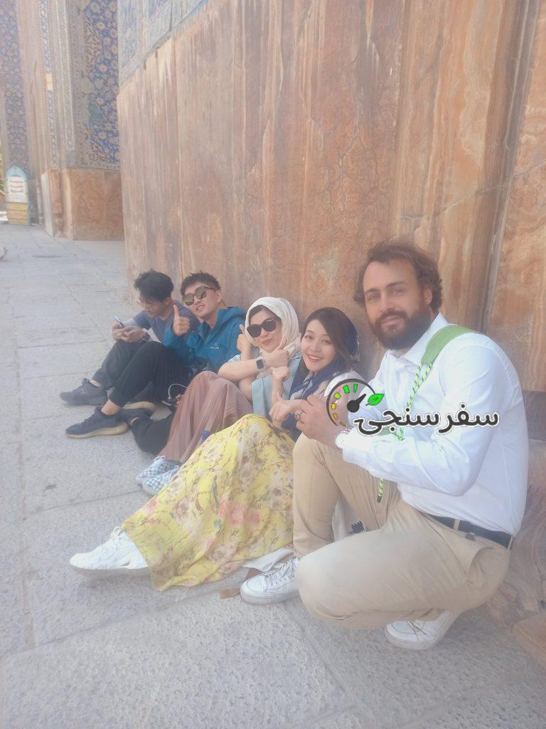 امیر بلوری راهنمای تورهای ورودی و خروجی به زبانهای عربی و انگلیسی و ترکی مندرج روی کارت