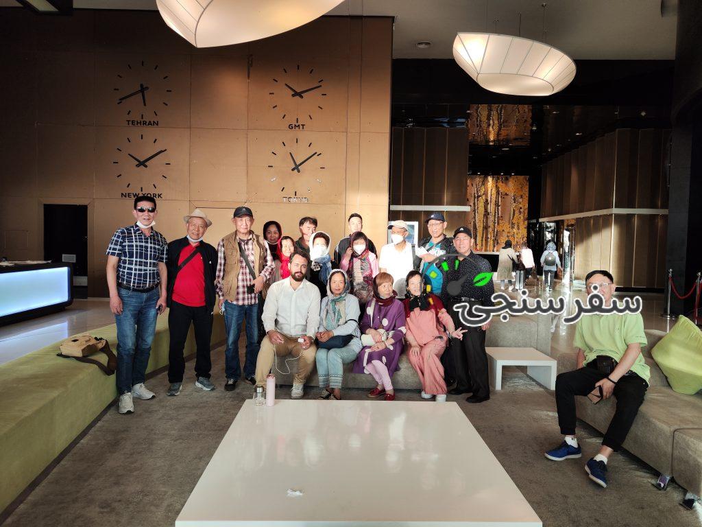 امیر بلوری راهنمای تورهای ورودی و خروجی به زبانهای عربی و انگلیسی و ترکی مندرج روی کارت