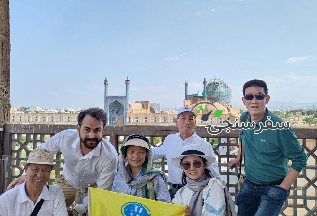 امیر بلوری راهنمای تورهای ورودی و خروجی به زبانهای عربی و انگلیسی و ترکی مندرج روی کارت