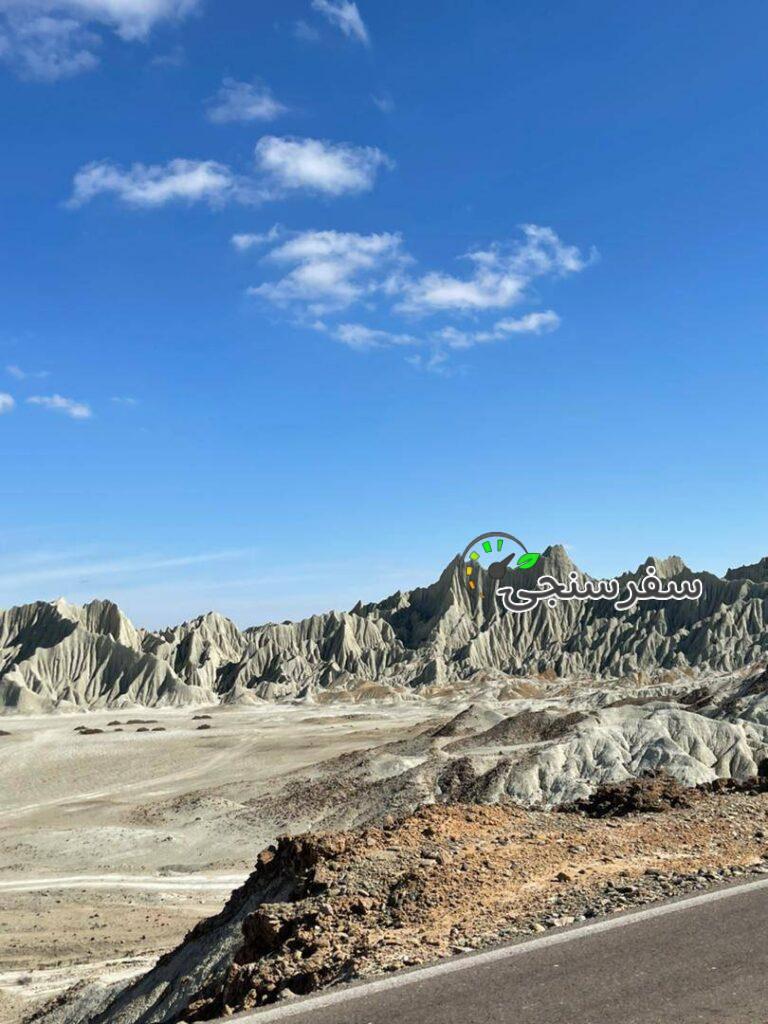 حسین احمدی لیدر محلی همراه با خودرو تاکسی چانگان مخصوص گردشگری چابهار