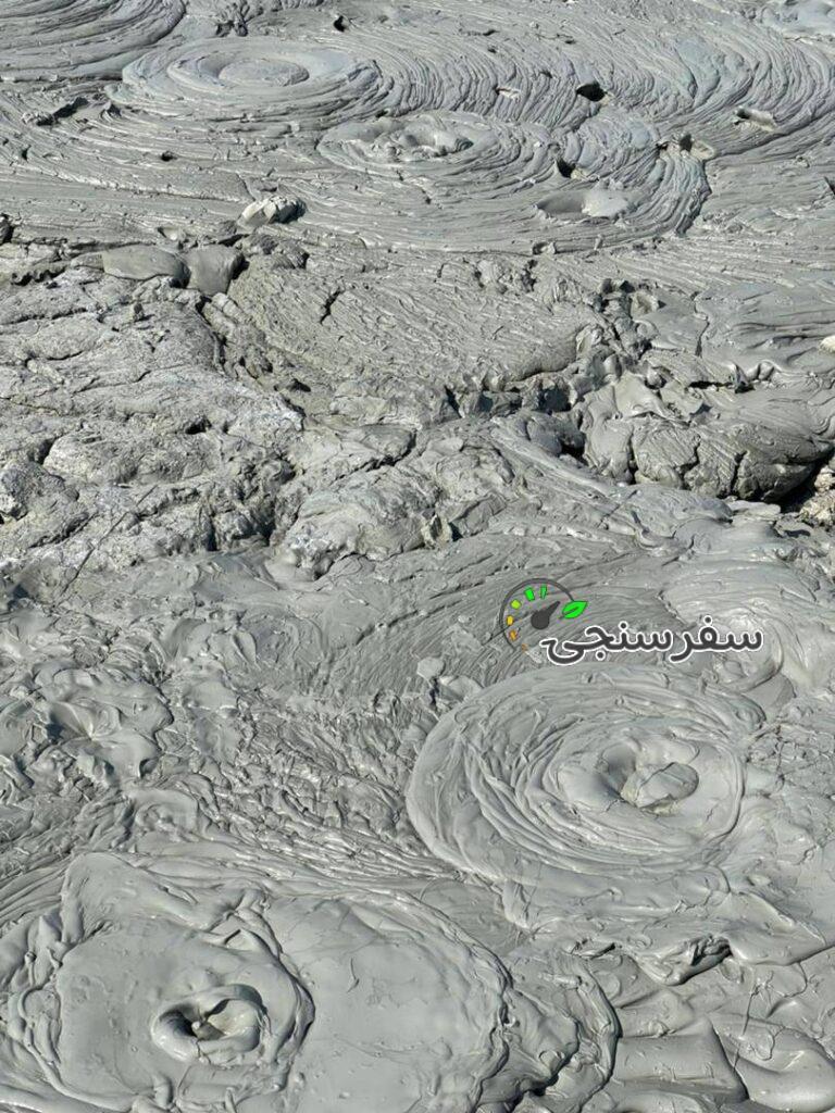 حسین احمدی لیدر محلی همراه با خودرو تاکسی چانگان مخصوص گردشگری چابهار