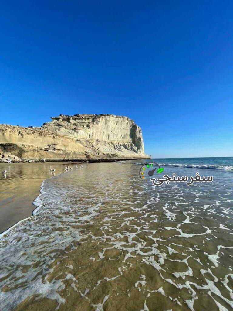 حسین احمدی لیدر محلی همراه با خودرو تاکسی چانگان مخصوص گردشگری چابهار