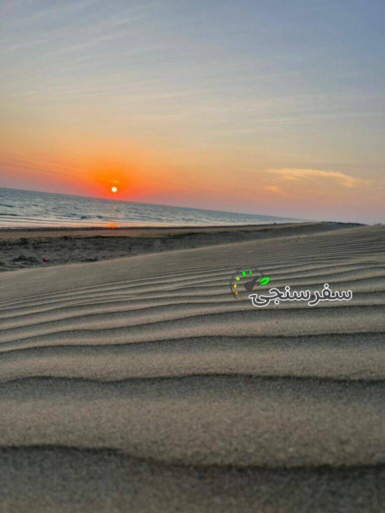حسین احمدی لیدر محلی همراه با خودرو تاکسی چانگان مخصوص گردشگری چابهار
