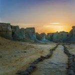 عبدالملک رحیمی لیدر محلی به همراه ماشین در قشم