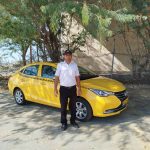 حسین احمدی لیدر محلی همراه با خودرو تاکسی چانگان مخصوص گردشگری چابهار