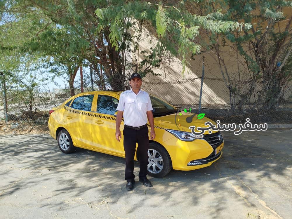حسین احمدی لیدر محلی همراه با خودرو تاکسی چانگان مخصوص گردشگری چابهار