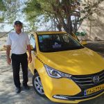 حسین احمدی لیدر محلی همراه با خودرو تاکسی چانگان مخصوص گردشگری چابهار