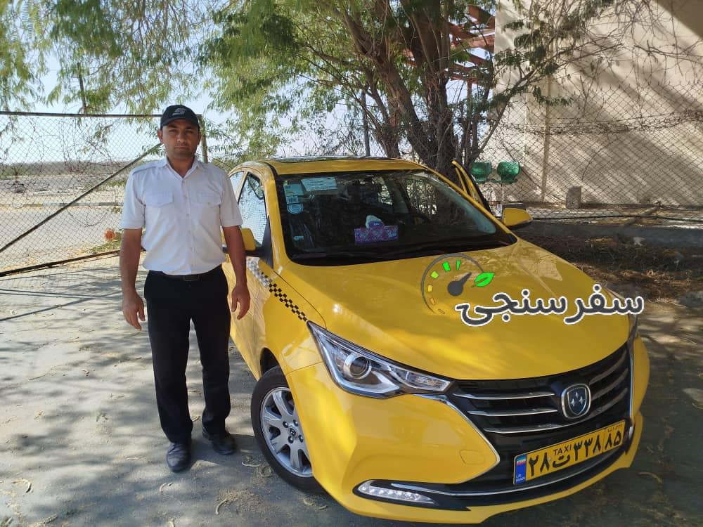 حسین احمدی لیدر محلی همراه با خودرو تاکسی چانگان مخصوص گردشگری چابهار