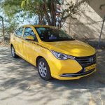 حسین احمدی لیدر محلی همراه با خودرو تاکسی چانگان مخصوص گردشگری چابهار