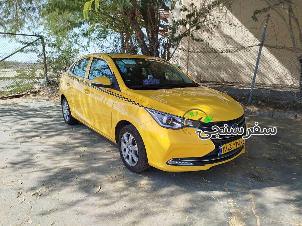 حسین احمدی لیدر محلی همراه با خودرو تاکسی چانگان مخصوص گردشگری چابهار