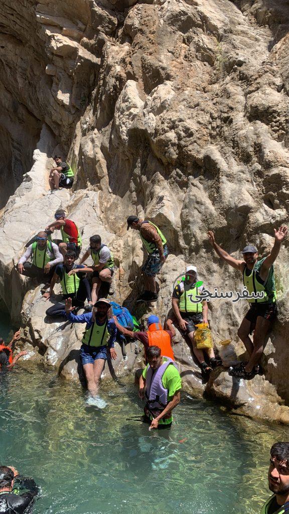 مهدی آب بخش لیدر محلی طبیعتگردی و مربی راهنما دره نوردی در ایلام