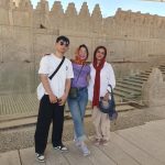 زهرا طوفان راهنمای انگلیسی زبان اماکن تاریخی در شیراز با ماشین