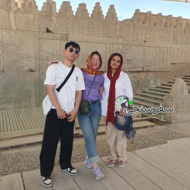 زهرا طوفان راهنمای انگلیسی زبان اماکن تاریخی در شیراز با ماشین