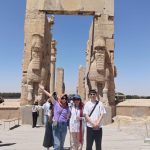 زهرا طوفان راهنمای انگلیسی زبان اماکن تاریخی در شیراز با ماشین