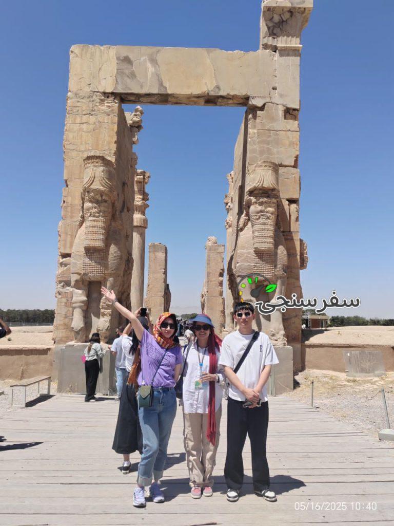 زهرا طوفان راهنمای انگلیسی زبان اماکن تاریخی در شیراز با ماشین