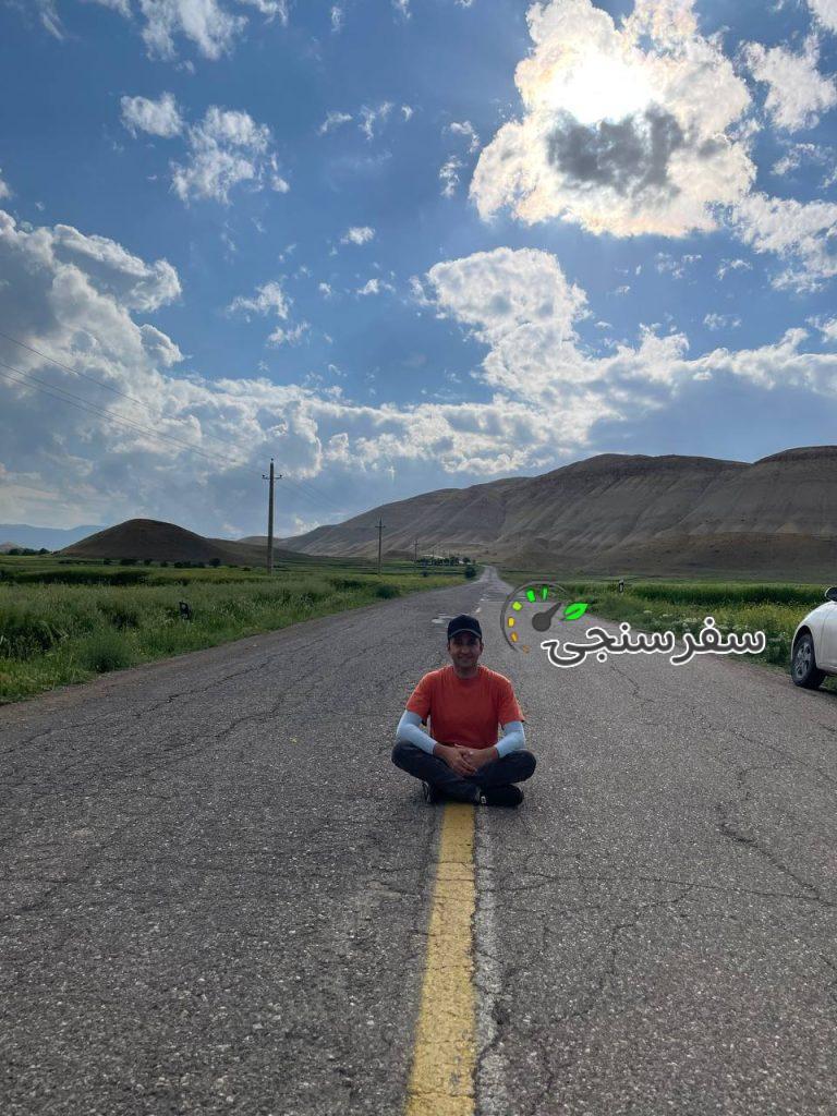 مرتضی رحمانی تور لیدر همراه با کارت راهنمای گردشگری استان مرکزی