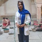 زهرا طوفان راهنمای انگلیسی زبان اماکن تاریخی در شیراز با ماشین